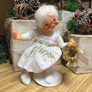 Annalee 7" Mrs Santa Claus Woman in‎ White with Gold Bells Doll 2001 Retired